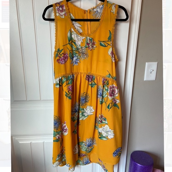 Dresses & Skirts - Beautiful Floral Dress 💛